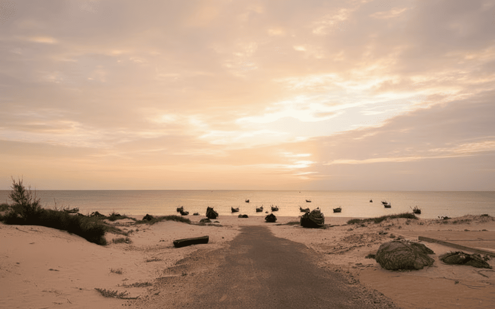 Biển Hải Ninh kh&ocirc;ng đ&ocirc;ng đ&uacute;c, rất th&iacute;ch hợp cho những ai t&igrave;m kiếm sự b&igrave;nh y&ecirc;n